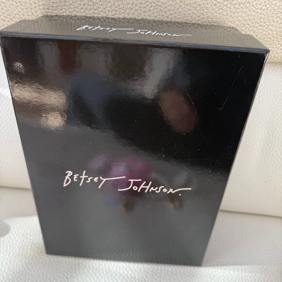 NWT & BOXED BETSEY JOHNSON XOJOYY CROSSBODY BAG BLUSH W CHARMS - Picture 5 of 5